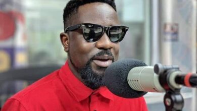 Sarkodie Humiliated By Fan Who Called Him Stingy During A Video Shoot With R2bees (Video Here)