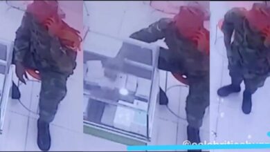 Guy Captured By CCTV Stealing iPhone 11 Pro at a phone shop - Video