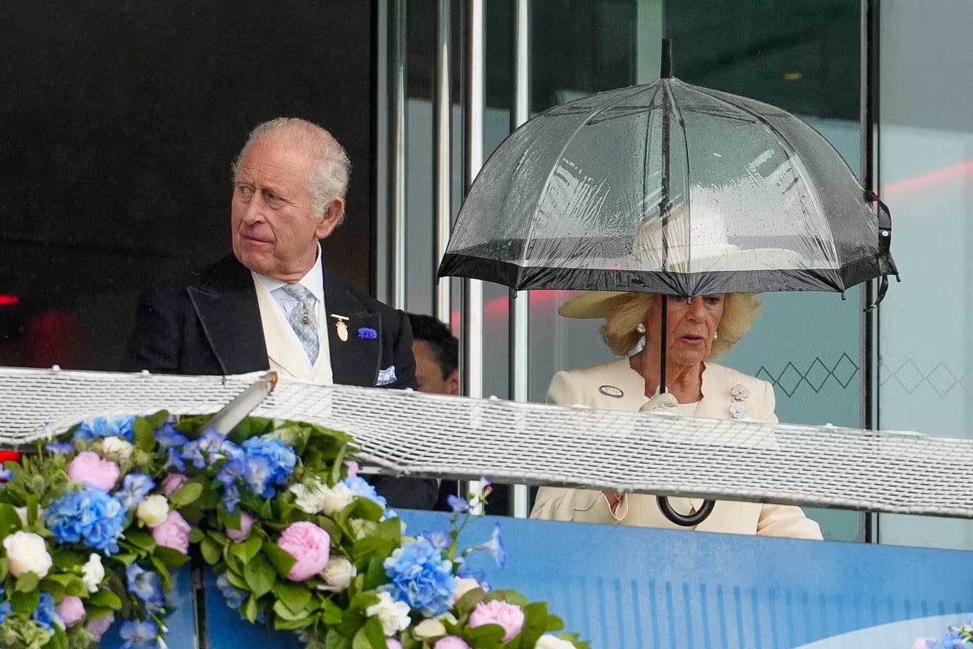 King and Queen’s High-Stakes Helicopter Dash: From Royal Wedding to Epsom Derby 3 king and queen helicopter dash A Racing Finish at Epsom